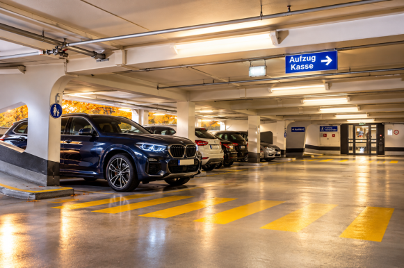 In Karlsruhe zentral parken, Tageslicht Parkhaus, günstige Parktarife, Fahrradstellplätze, 24 h geöffnet, Breuninger, fit-in, AMEDIS, karstadt sport, Schloss, Gerichte